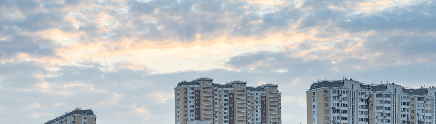 Höghus under solnedgång, en del av våra tjänster för bostadsrättsföreningar.